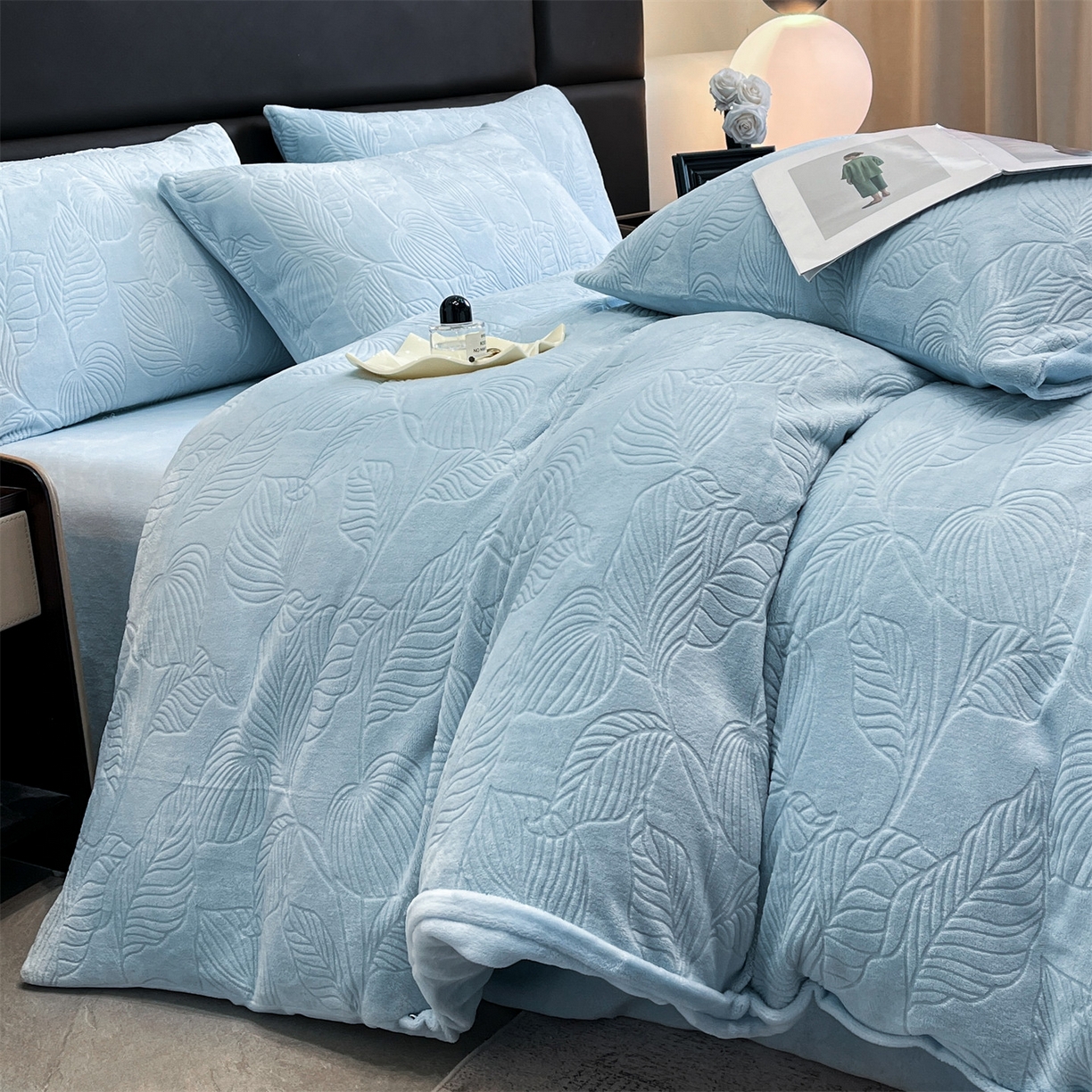 91家纺网 家纺一手货源 找家纺 星座家纺 2025新款牛奶绒雕花四件套 叶语-蓝