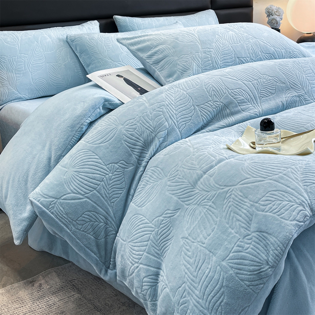 91家纺网 家纺一手货源 找家纺 星座家纺 2025新款牛奶绒雕花四件套 叶语-蓝