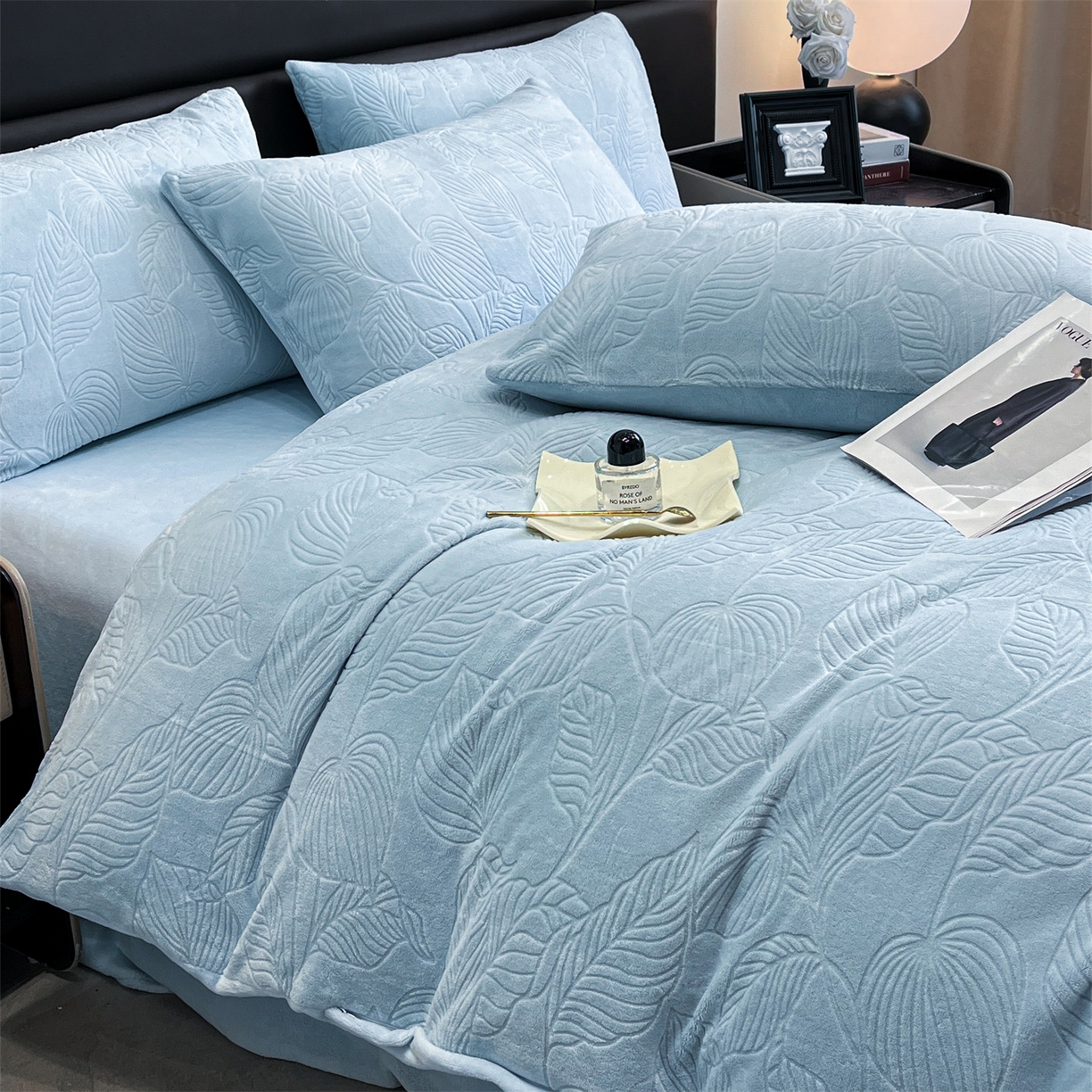 91家纺网 家纺一手货源 找家纺 星座家纺 2025新款牛奶绒雕花四件套 叶语-蓝