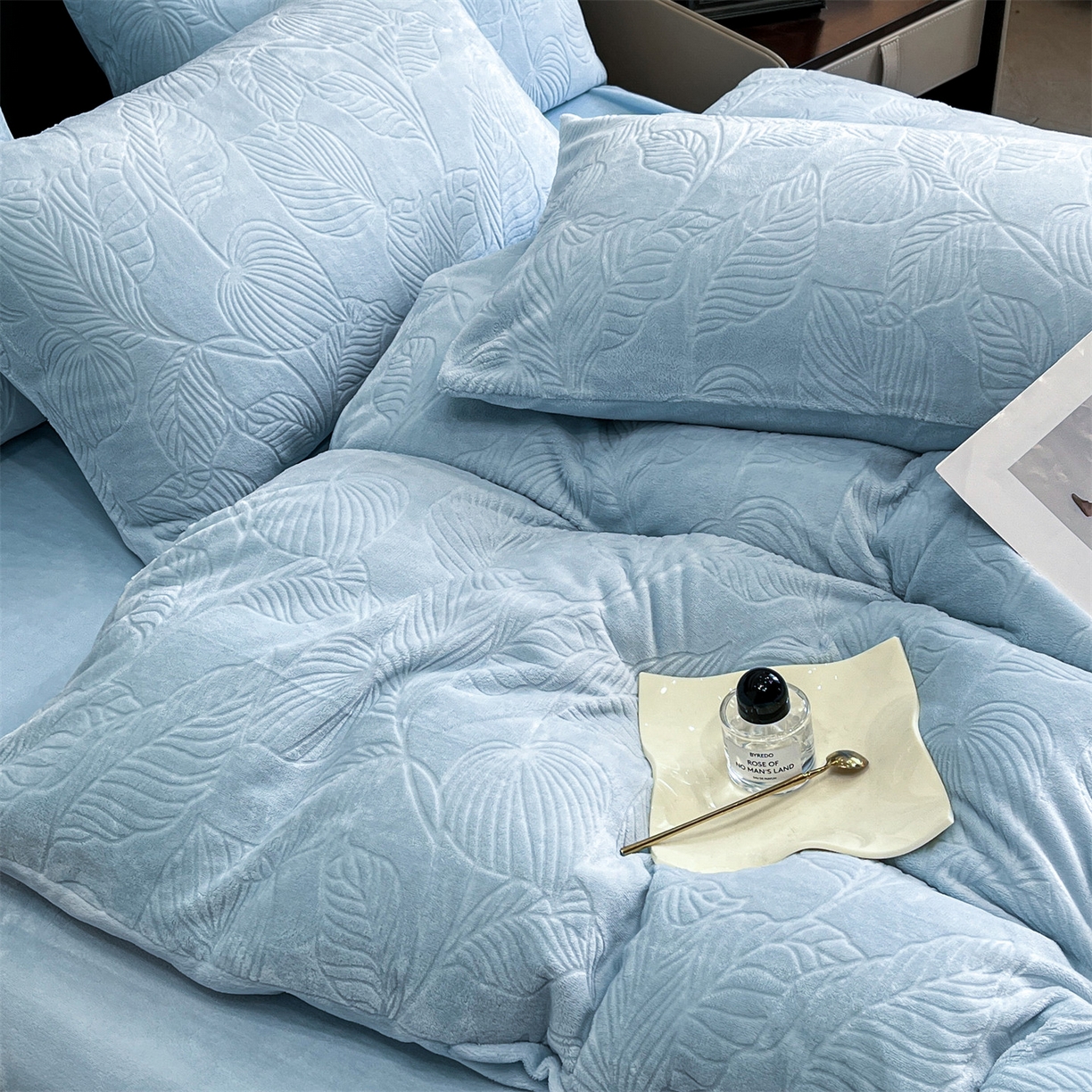 91家纺网 家纺一手货源 找家纺 星座家纺 2025新款牛奶绒雕花四件套 叶语-蓝