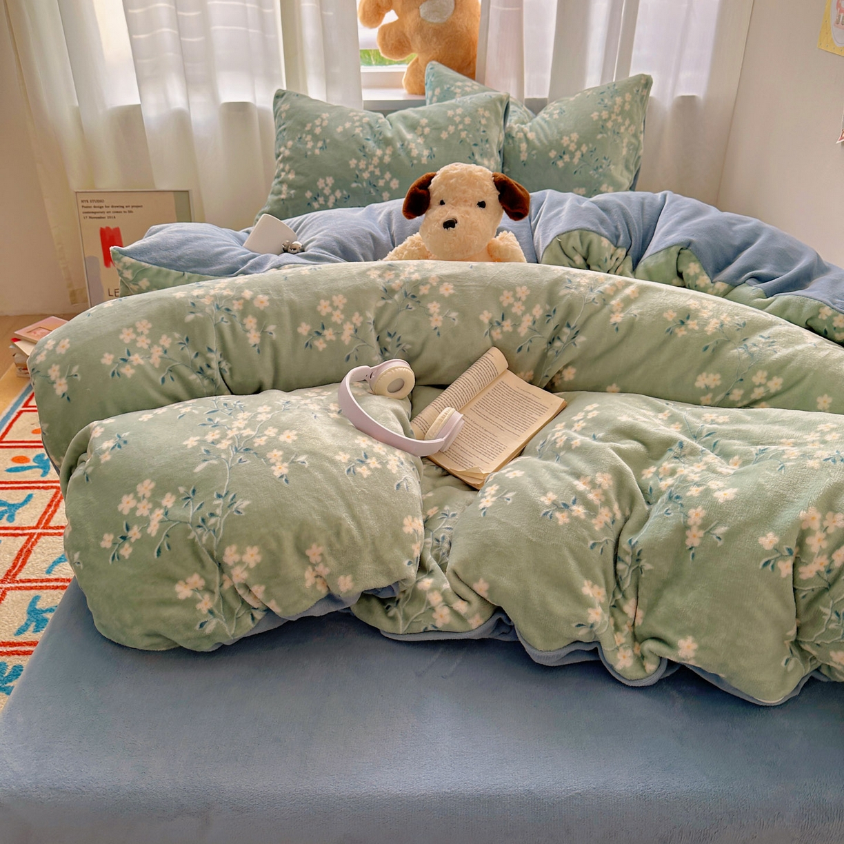 91家纺网 家纺一手货源 找家纺 小叮当家纺仓储工厂店 买家秀 爆款花型2025新款200克牛奶绒小清新卡通复古风四件套 若影华梦