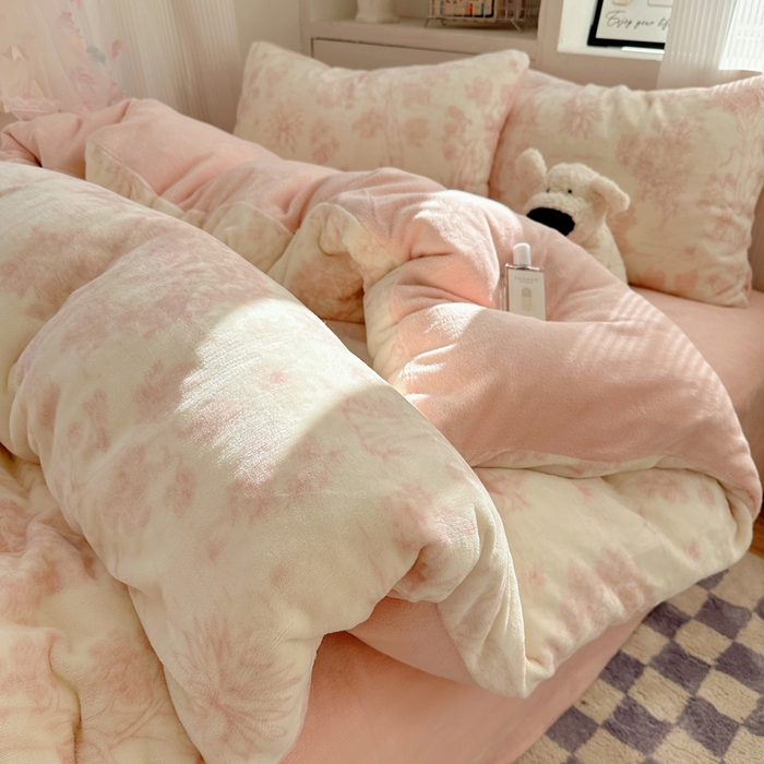 91家纺网 家纺一手货源 找家纺 小叮当家纺仓储工厂店 买家秀 爆款花型2025新款200克牛奶绒小清新卡通复古风四件套 藤蔓花影