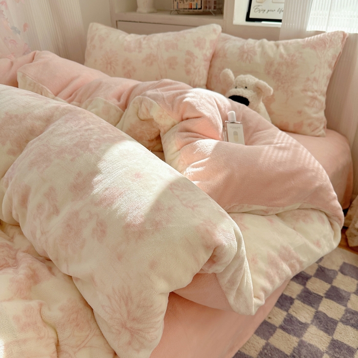 91家纺网 家纺一手货源 找家纺 小叮当家纺仓储工厂店 买家秀 爆款花型2025新款200克牛奶绒小清新卡通复古风四件套 藤蔓花影