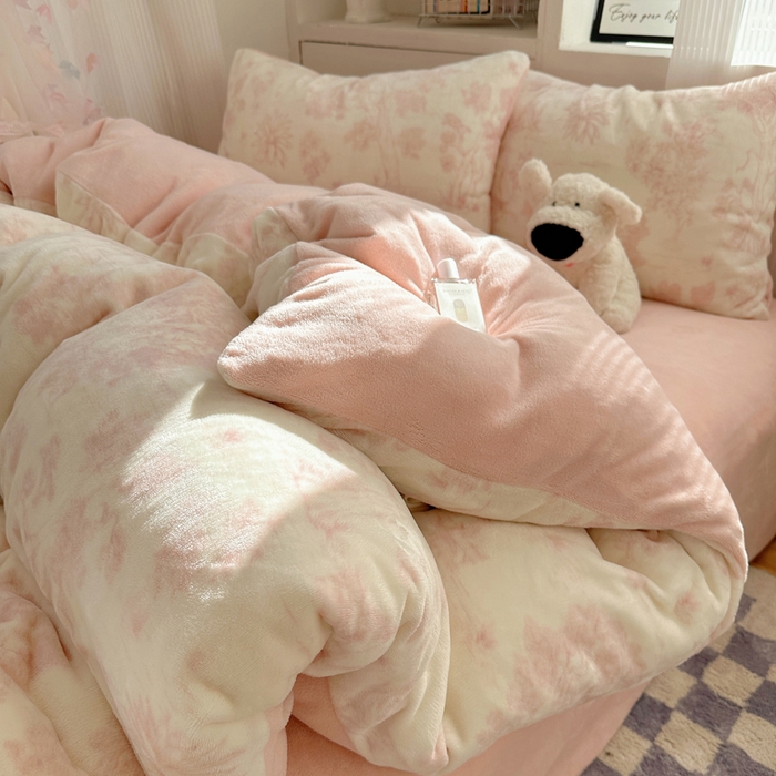 91家纺网 家纺一手货源 找家纺 小叮当家纺仓储工厂店 买家秀 爆款花型2025新款200克牛奶绒小清新卡通复古风四件套 藤蔓花影