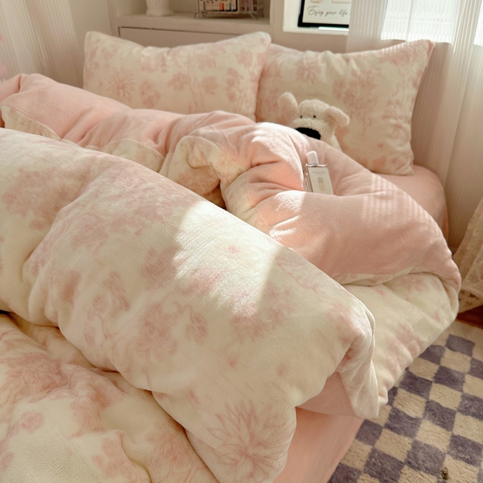 91家纺网 家纺一手货源 找家纺 小叮当家纺仓储工厂店 买家秀 爆款花型2025新款200克牛奶绒小清新卡通复古风四件套 藤蔓花影