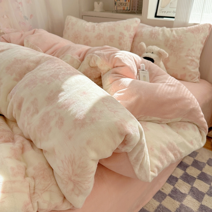 91家纺网 家纺一手货源 找家纺 小叮当家纺仓储工厂店 买家秀 爆款花型2025新款200克牛奶绒小清新卡通复古风四件套 藤蔓花影