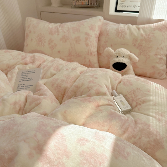 91家纺网 家纺一手货源 找家纺 小叮当家纺仓储工厂店 买家秀 爆款花型2025新款200克牛奶绒小清新卡通复古风四件套 藤蔓花影