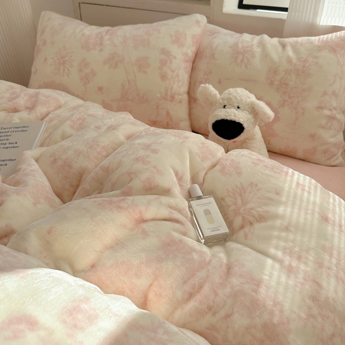 91家纺网 家纺一手货源 找家纺 小叮当家纺仓储工厂店 买家秀 爆款花型2025新款200克牛奶绒小清新卡通复古风四件套 藤蔓花影