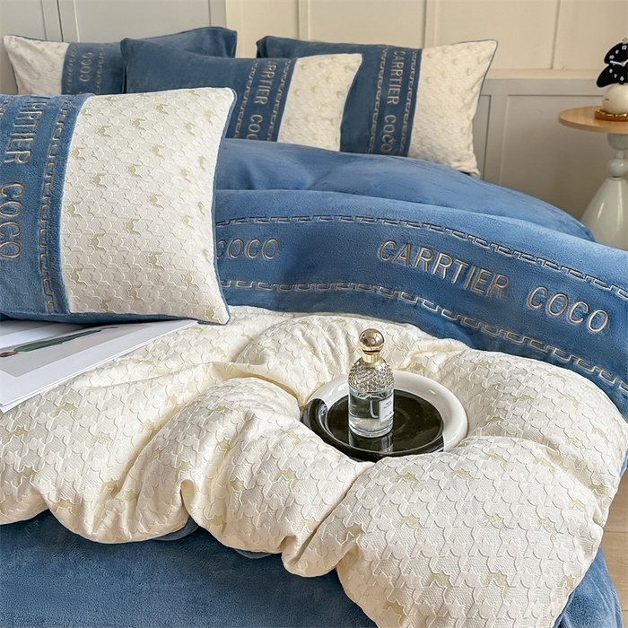 91家纺网 家纺一手货源 找家纺 （总）灰鲸 2025新款牛奶绒拼接刺绣雕花套件-贝娜