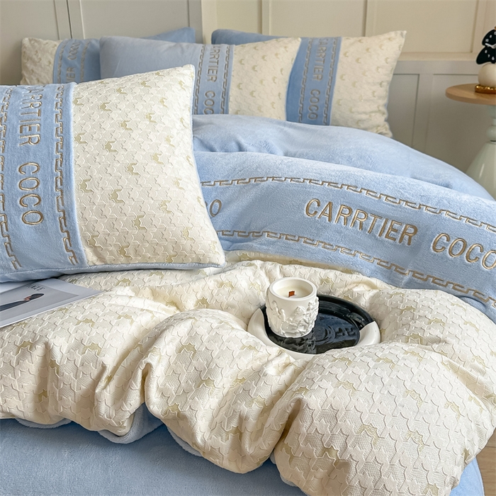 91家纺网 家纺一手货源 找家纺 （总）灰鲸 2025新款牛奶绒拼接刺绣雕花套件-贝娜