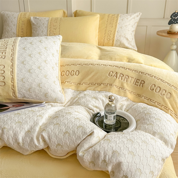 91家纺网 家纺一手货源 找家纺 （总）灰鲸 2025新款牛奶绒拼接刺绣雕花套件-贝娜