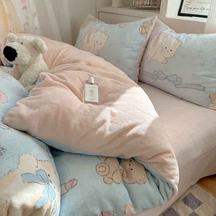 91家纺网 家纺一手货源 找家纺 小叮当家纺仓储工厂店 买家秀 爆款花型2025新款200克牛奶绒小清新卡通复古风四件套 小猫奶油