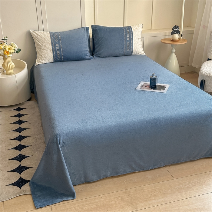 91家纺网 家纺一手货源 找家纺 灰鲸 2025新款牛奶绒拼接刺绣雕花套件-贝娜 贝娜-宾利蓝