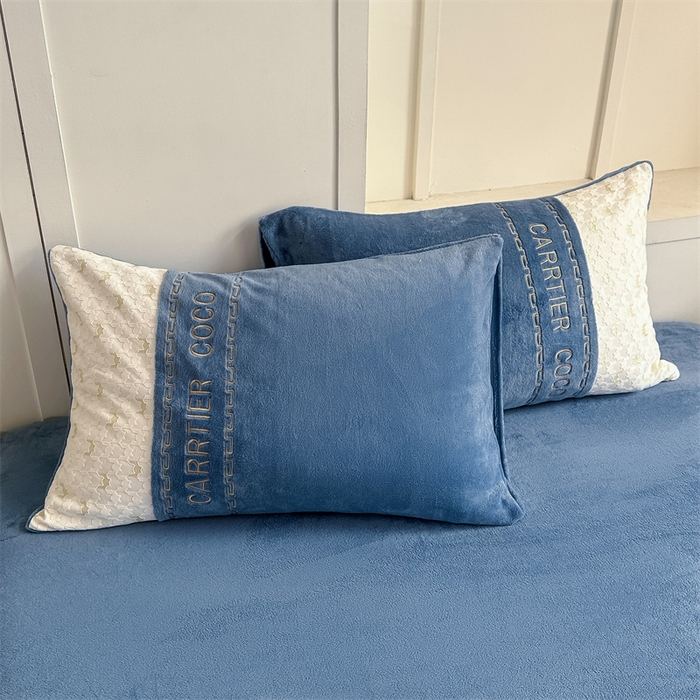 91家纺网 家纺一手货源 找家纺 灰鲸 2025新款牛奶绒拼接刺绣雕花套件-贝娜 贝娜-宾利蓝