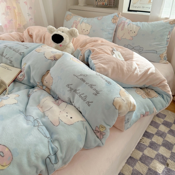 91家纺网 家纺一手货源 找家纺 小叮当家纺仓储工厂店 买家秀 爆款花型2025新款200克牛奶绒小清新卡通复古风四件套 小猫奶油