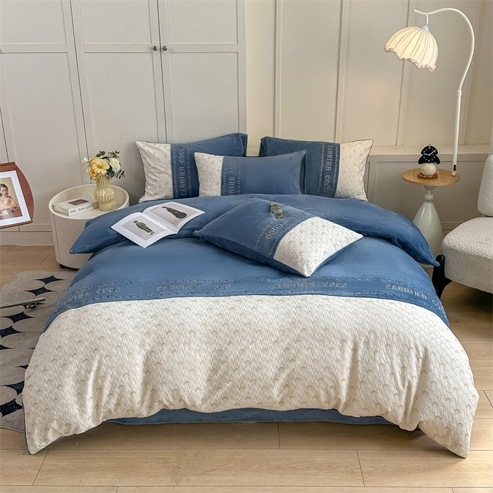 91家纺网 家纺一手货源 找家纺 灰鲸 2025新款牛奶绒拼接刺绣雕花套件-贝娜 贝娜-宾利蓝