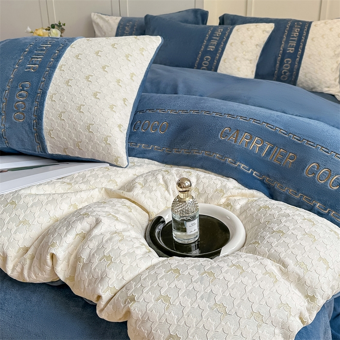 91家纺网 家纺一手货源 找家纺 灰鲸 2025新款牛奶绒拼接刺绣雕花套件-贝娜 贝娜-宾利蓝