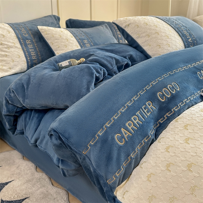 91家纺网 家纺一手货源 找家纺 灰鲸 2025新款牛奶绒拼接刺绣雕花套件-贝娜 贝娜-宾利蓝