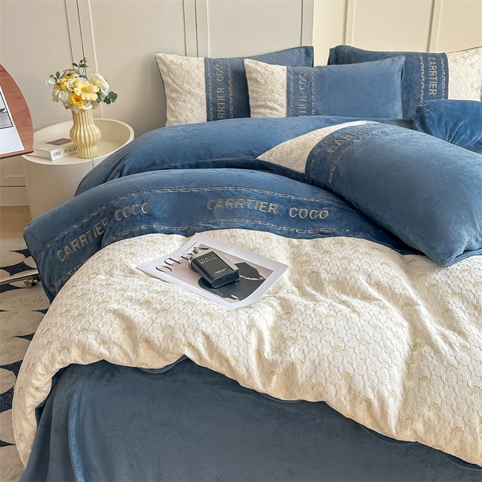 91家纺网 家纺一手货源 找家纺 灰鲸 2025新款牛奶绒拼接刺绣雕花套件-贝娜 贝娜-宾利蓝