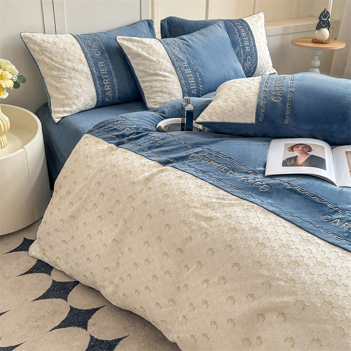 91家纺网 家纺一手货源 找家纺 灰鲸 2025新款牛奶绒拼接刺绣雕花套件-贝娜 贝娜-宾利蓝