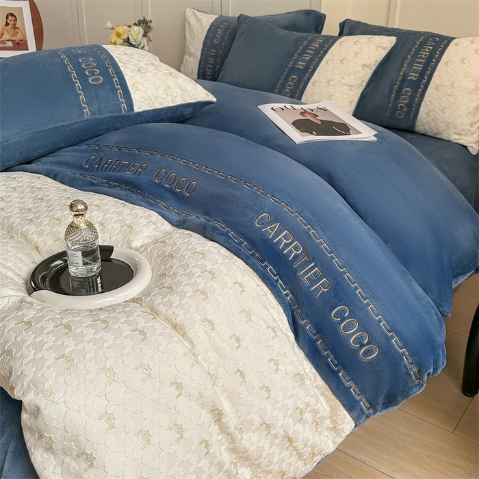 91家纺网 家纺一手货源 找家纺 灰鲸 2025新款牛奶绒拼接刺绣雕花套件-贝娜 贝娜-宾利蓝