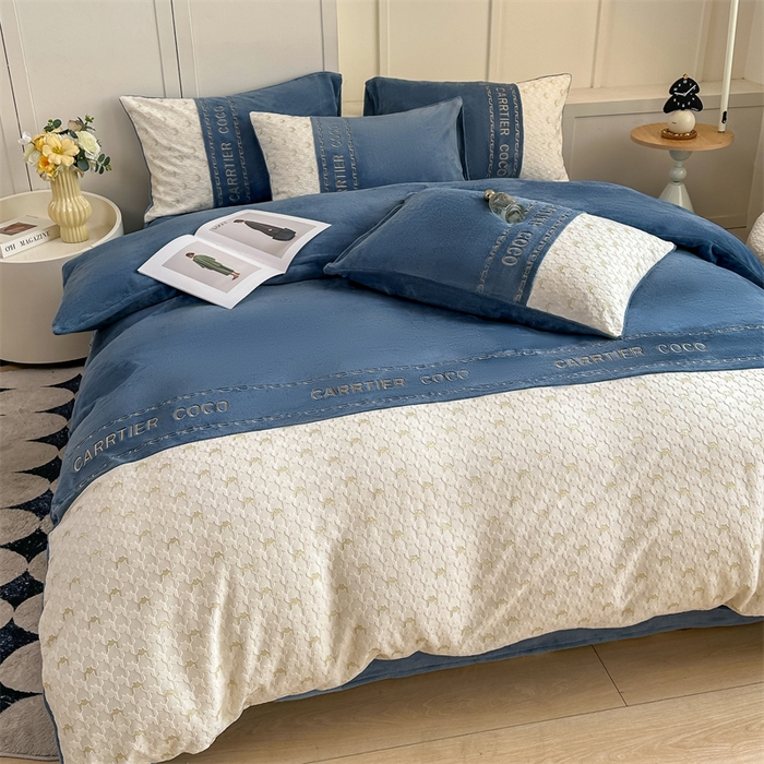 91家纺网 家纺一手货源 找家纺 灰鲸 2025新款牛奶绒拼接刺绣雕花套件-贝娜 贝娜-宾利蓝