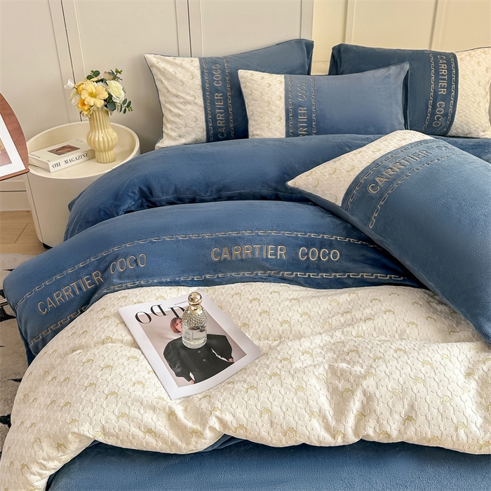 91家纺网 家纺一手货源 找家纺 灰鲸 2025新款牛奶绒拼接刺绣雕花套件-贝娜 贝娜-宾利蓝