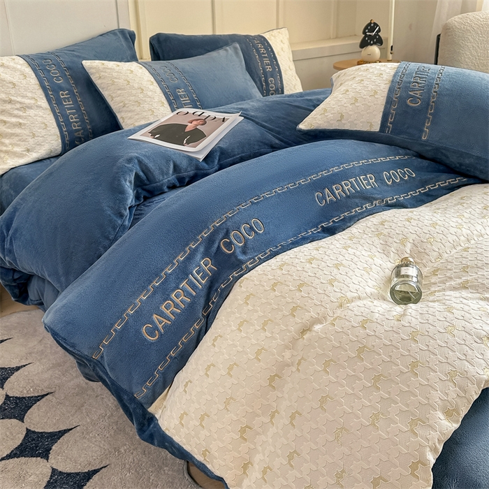 91家纺网 家纺一手货源 找家纺 灰鲸 2025新款牛奶绒拼接刺绣雕花套件-贝娜 贝娜-宾利蓝