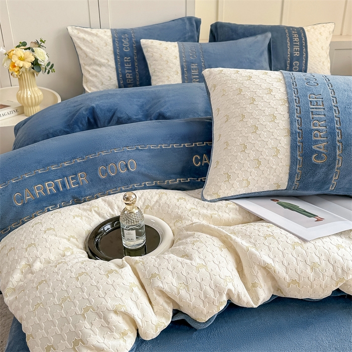 91家纺网 家纺一手货源 找家纺 灰鲸 2025新款牛奶绒拼接刺绣雕花套件-贝娜 贝娜-宾利蓝