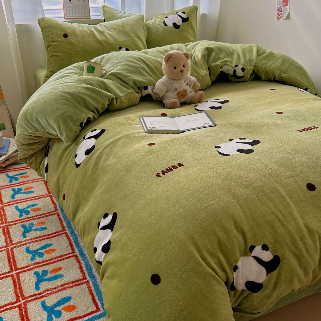小叮当家纺仓储工厂店 买家秀 爆款花型2025新款200克牛奶绒小清新卡通复古风四件套 熊猫蹲蹲