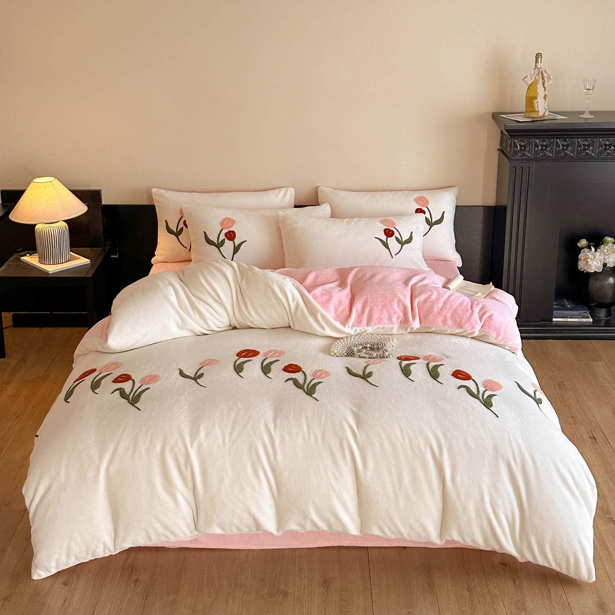 91家纺网 家纺一手货源 找家纺 如一 2025新款田园风毛巾绣牛奶绒四件套 郁香-白粉