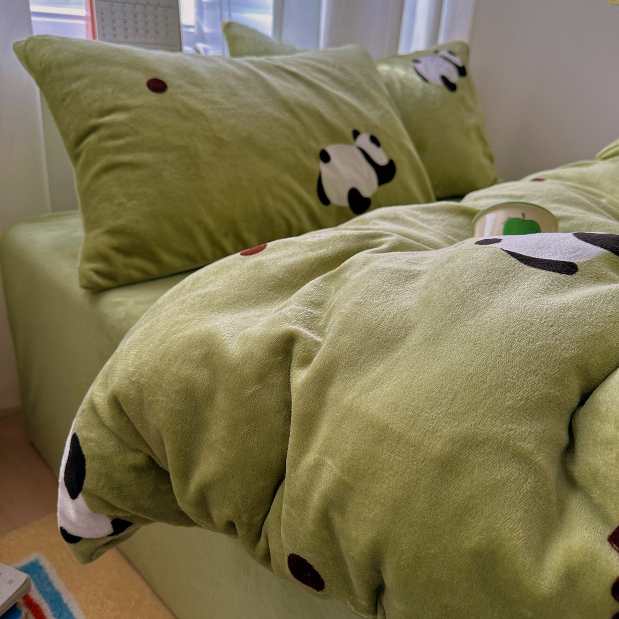 91家纺网 家纺一手货源 找家纺 小叮当家纺仓储工厂店 买家秀 爆款花型2025新款200克牛奶绒小清新卡通复古风四件套 熊猫蹲蹲