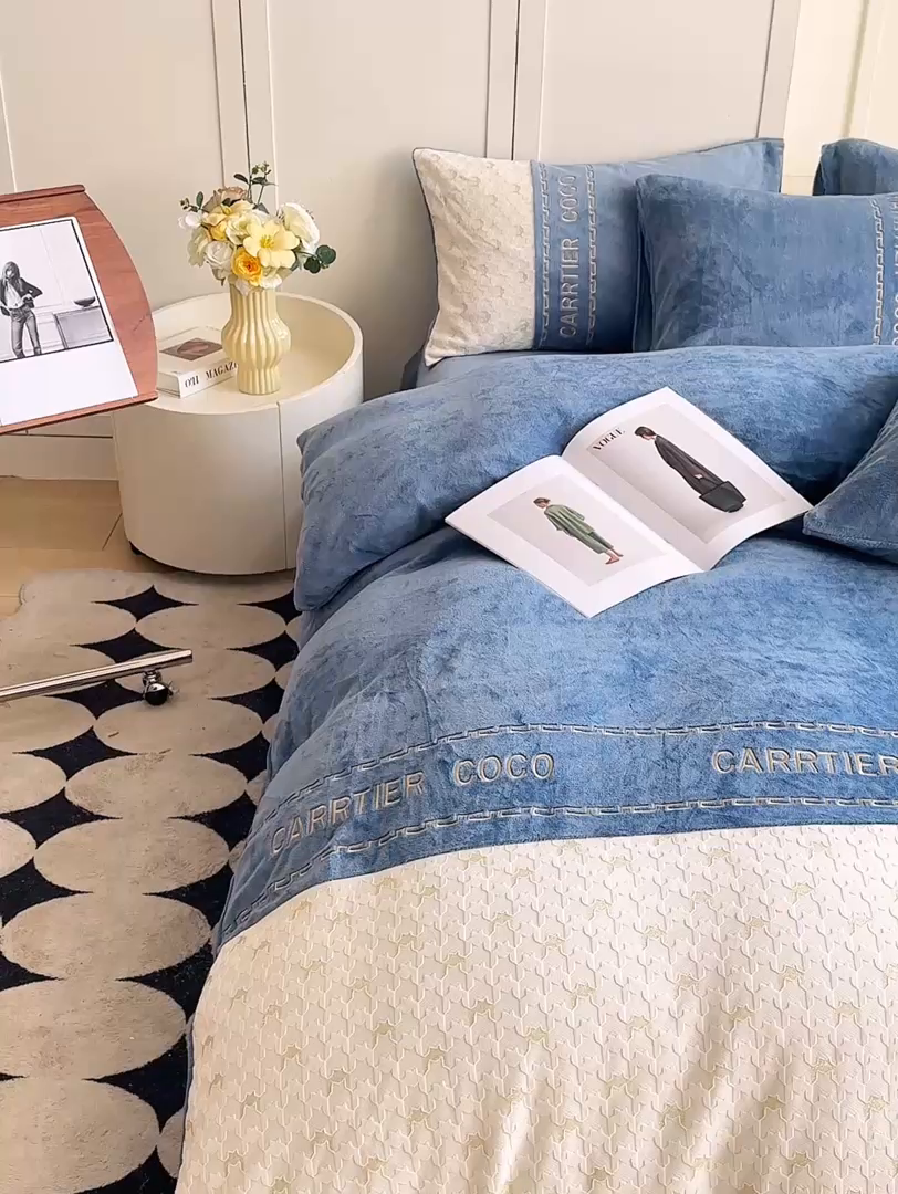 91家纺网 家纺一手货源 找家纺 灰鲸 2025新款牛奶绒拼接刺绣雕花套件-贝娜 贝娜-宾利蓝