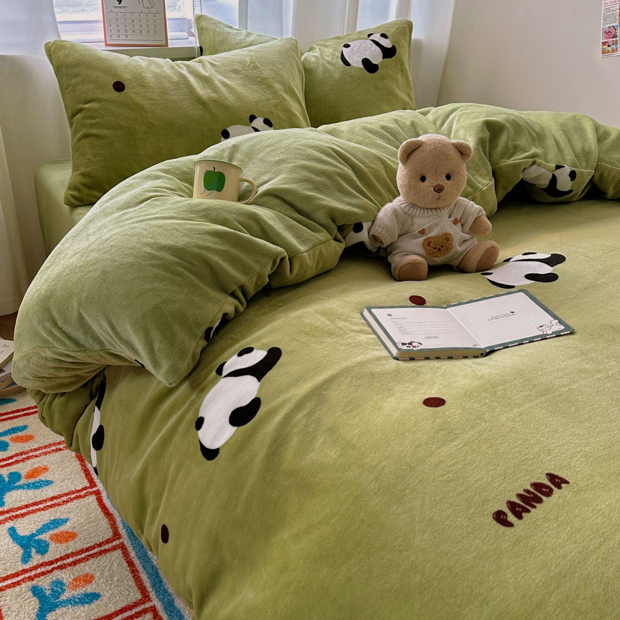 91家纺网 家纺一手货源 找家纺 小叮当家纺仓储工厂店 买家秀 爆款花型2025新款200克牛奶绒小清新卡通复古风四件套 熊猫蹲蹲