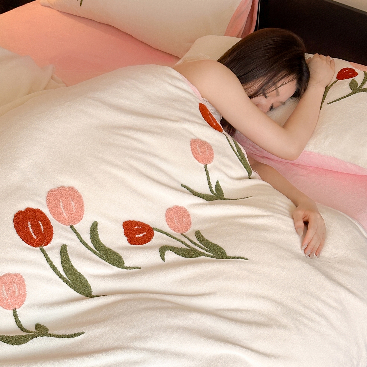 91家纺网 家纺一手货源 找家纺 如一 2025新款田园风毛巾绣牛奶绒四件套 郁香-白粉