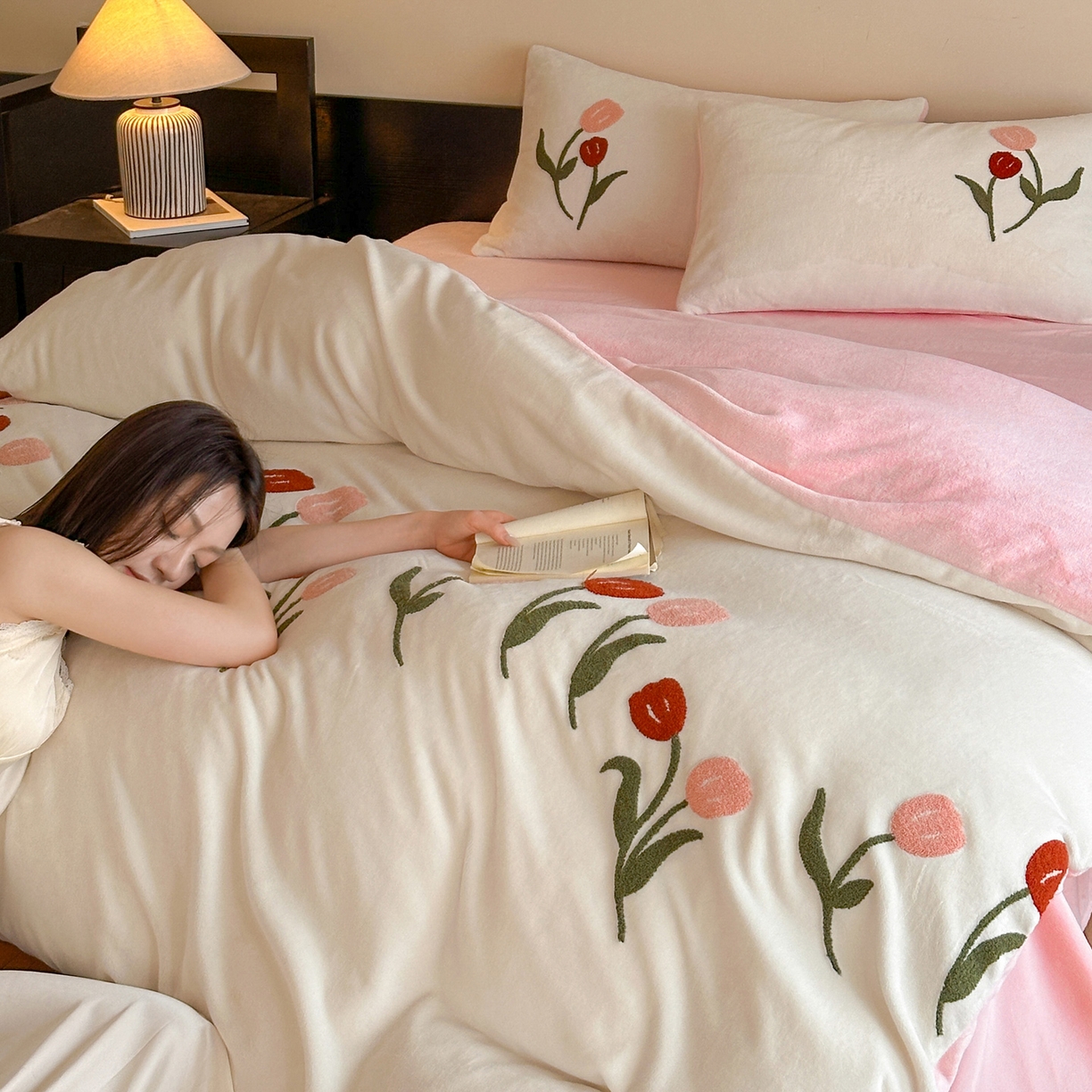 91家纺网 家纺一手货源 找家纺 如一 2025新款田园风毛巾绣牛奶绒四件套 郁香-白粉