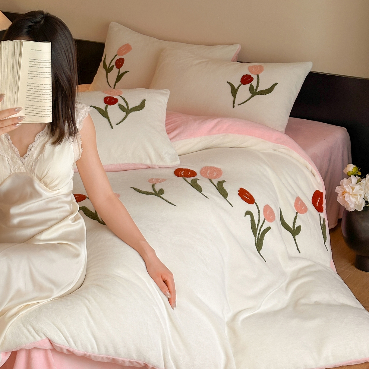 91家纺网 家纺一手货源 找家纺 如一 2025新款田园风毛巾绣牛奶绒四件套 郁香-白粉