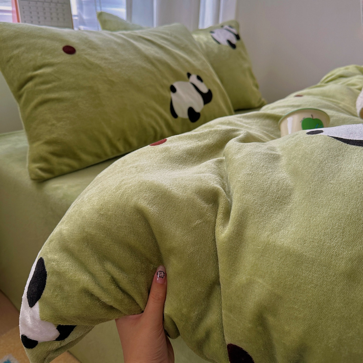 91家纺网 家纺一手货源 找家纺 小叮当家纺仓储工厂店 买家秀 爆款花型2025新款200克牛奶绒小清新卡通复古风四件套 熊猫蹲蹲