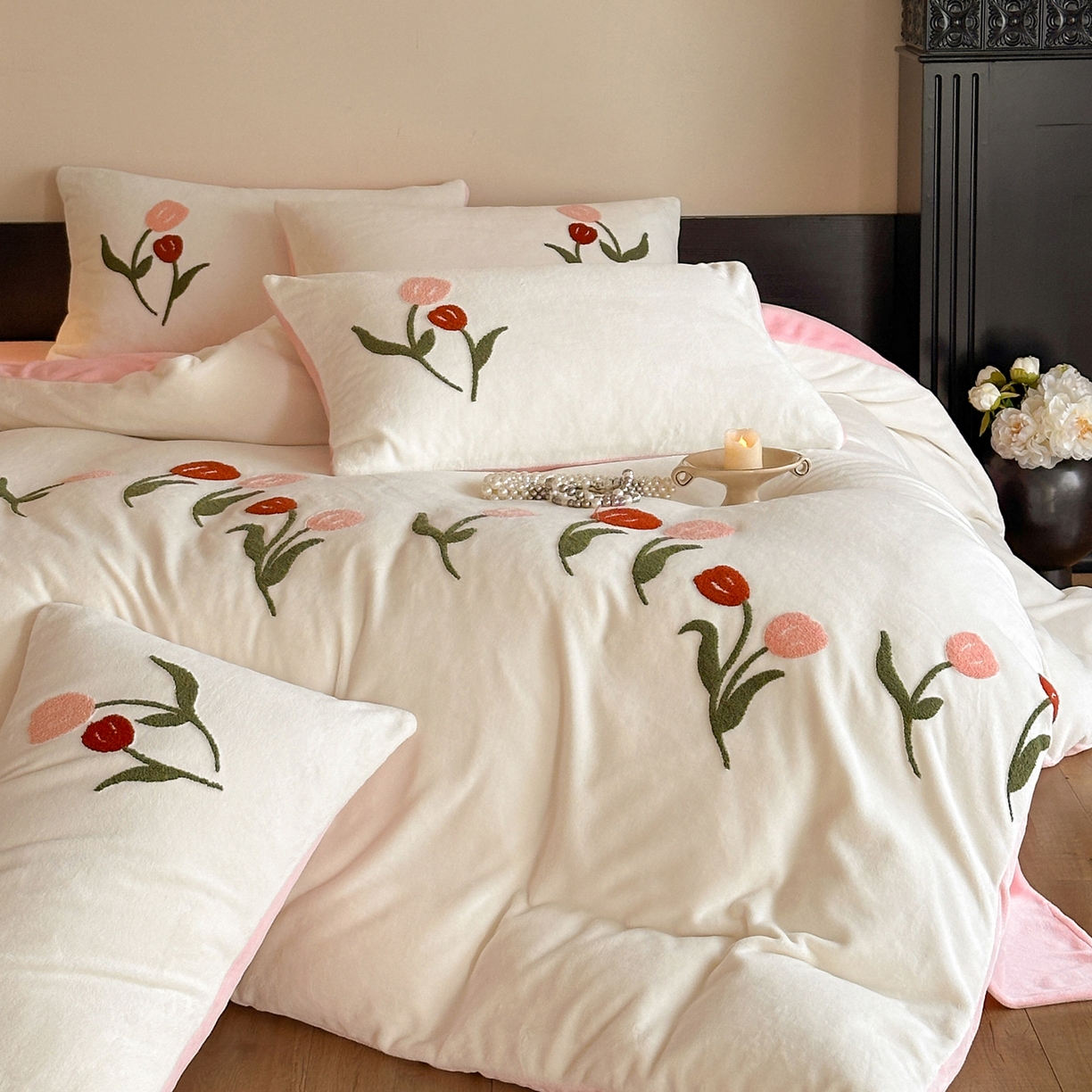 91家纺网 家纺一手货源 找家纺 如一 2025新款田园风毛巾绣牛奶绒四件套 郁香-白粉