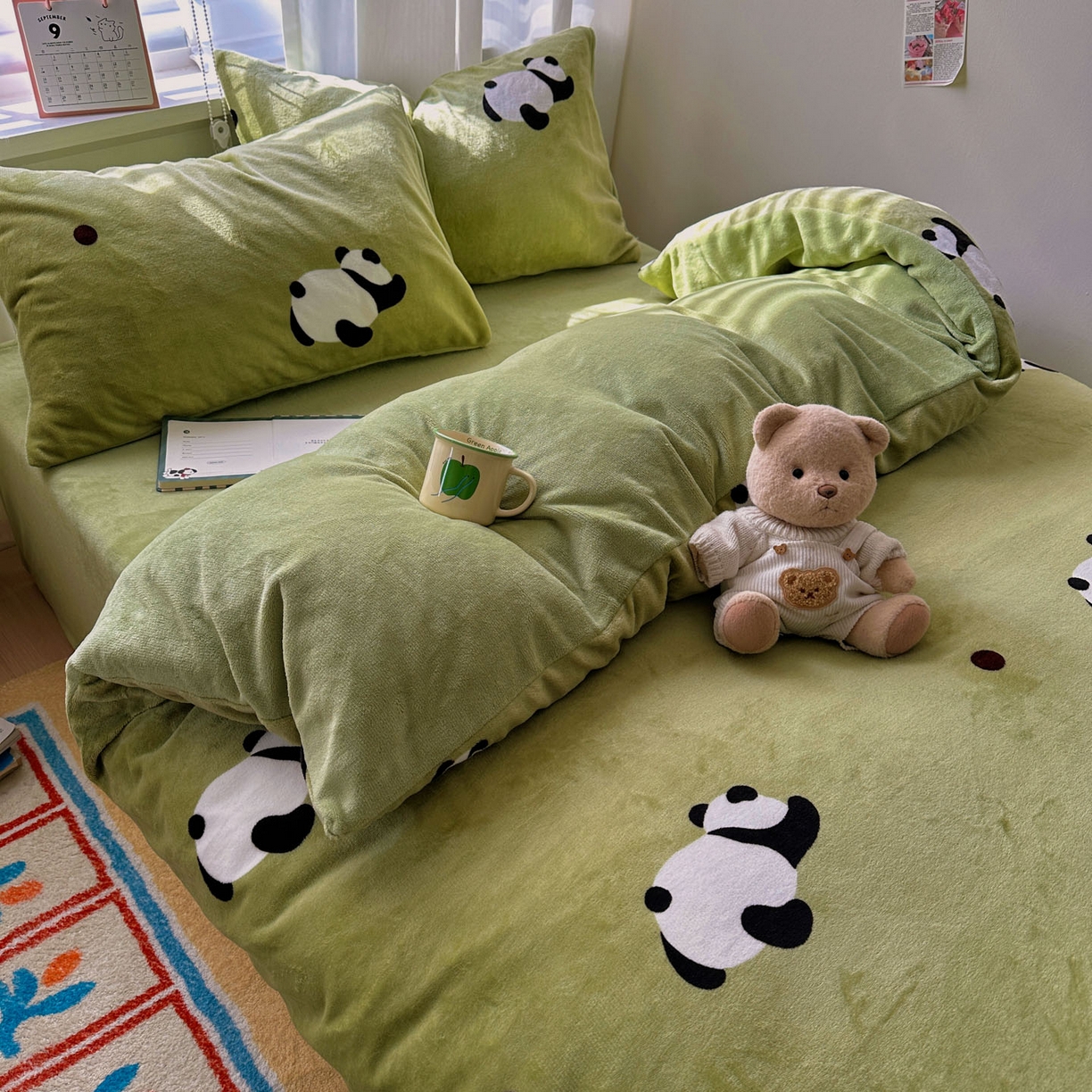 91家纺网 家纺一手货源 找家纺 小叮当家纺仓储工厂店 买家秀 爆款花型2025新款200克牛奶绒小清新卡通复古风四件套 熊猫蹲蹲