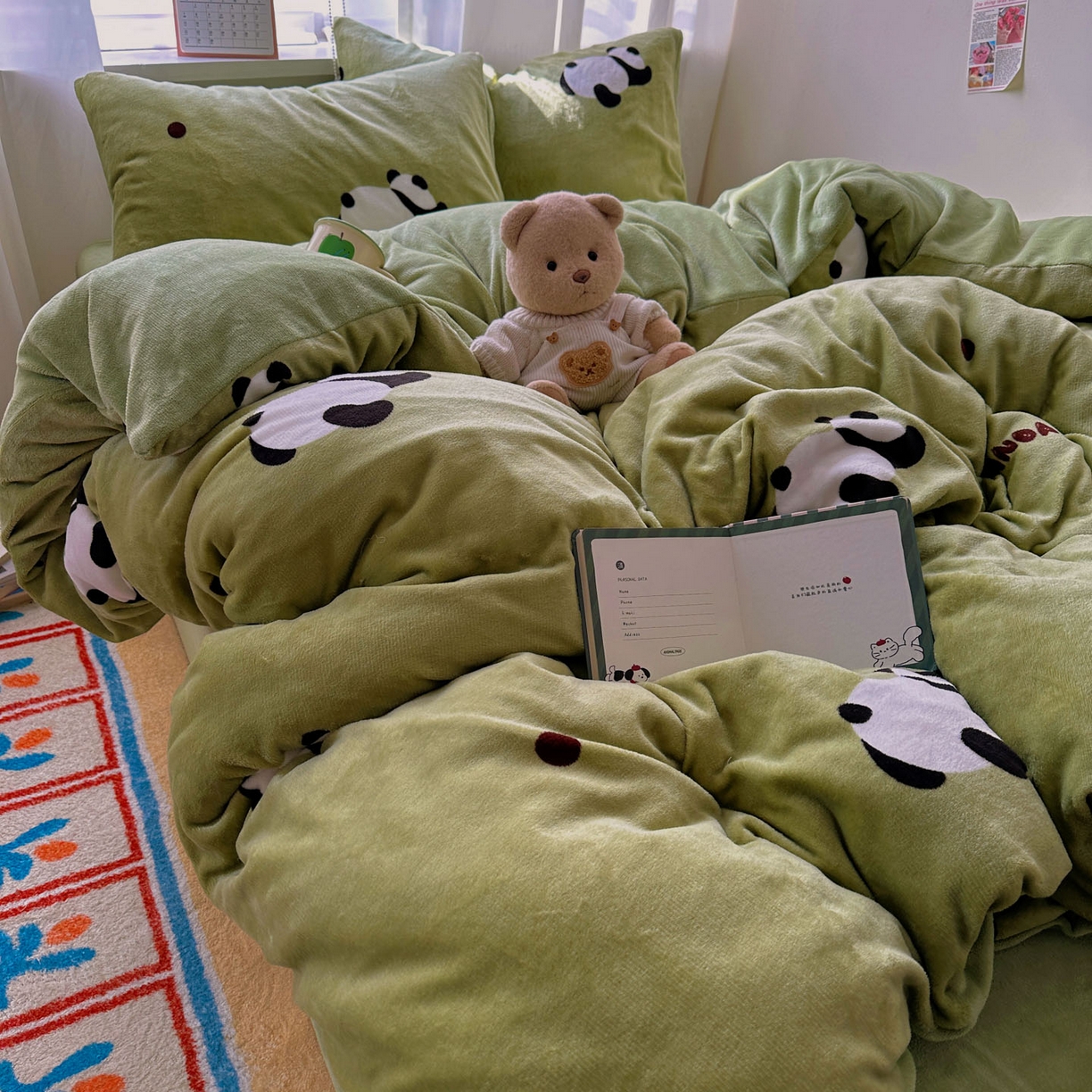 91家纺网 家纺一手货源 找家纺 小叮当家纺仓储工厂店 买家秀 爆款花型2025新款200克牛奶绒小清新卡通复古风四件套 熊猫蹲蹲