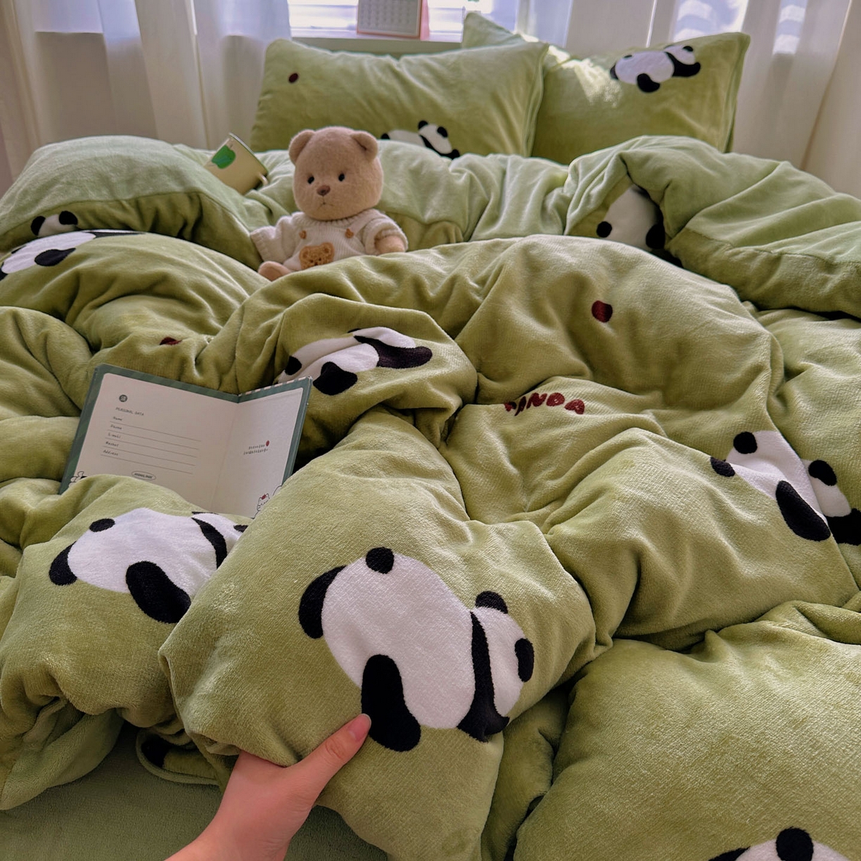 91家纺网 家纺一手货源 找家纺 小叮当家纺仓储工厂店 买家秀 爆款花型2025新款200克牛奶绒小清新卡通复古风四件套 熊猫蹲蹲