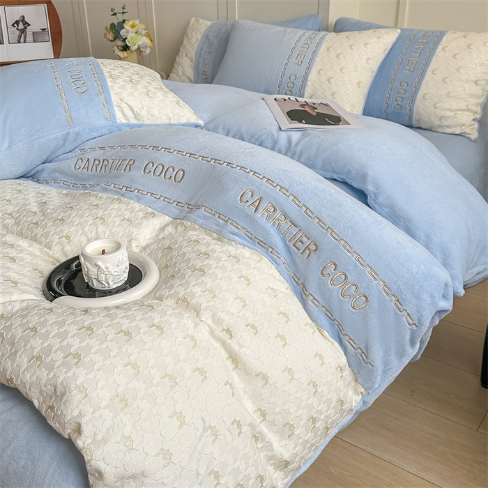 91家纺网 家纺一手货源 找家纺 灰鲸 2025新款牛奶绒拼接刺绣雕花套件-贝娜 贝娜-繁星蓝