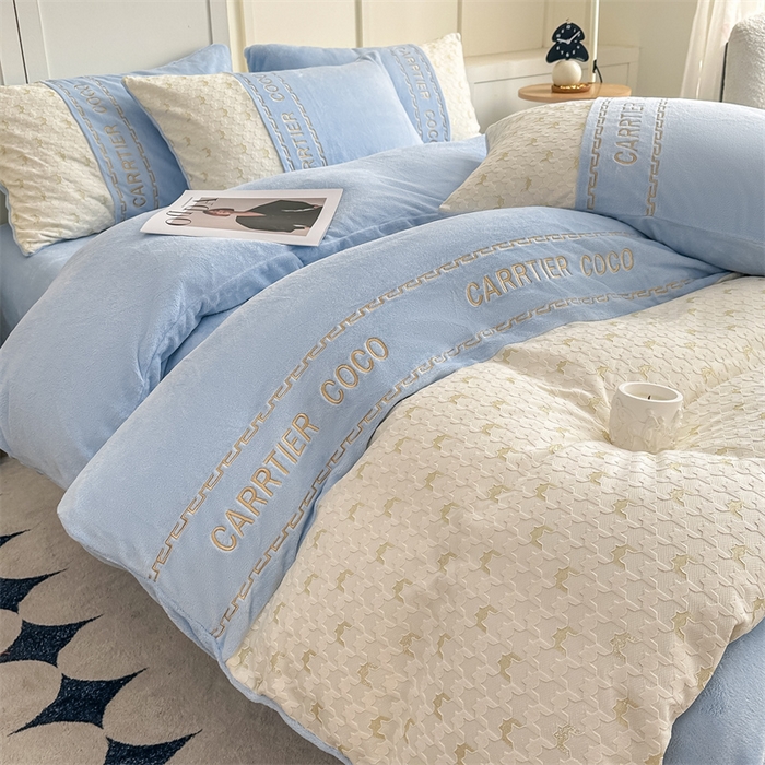 91家纺网 家纺一手货源 找家纺 灰鲸 2025新款牛奶绒拼接刺绣雕花套件-贝娜 贝娜-繁星蓝