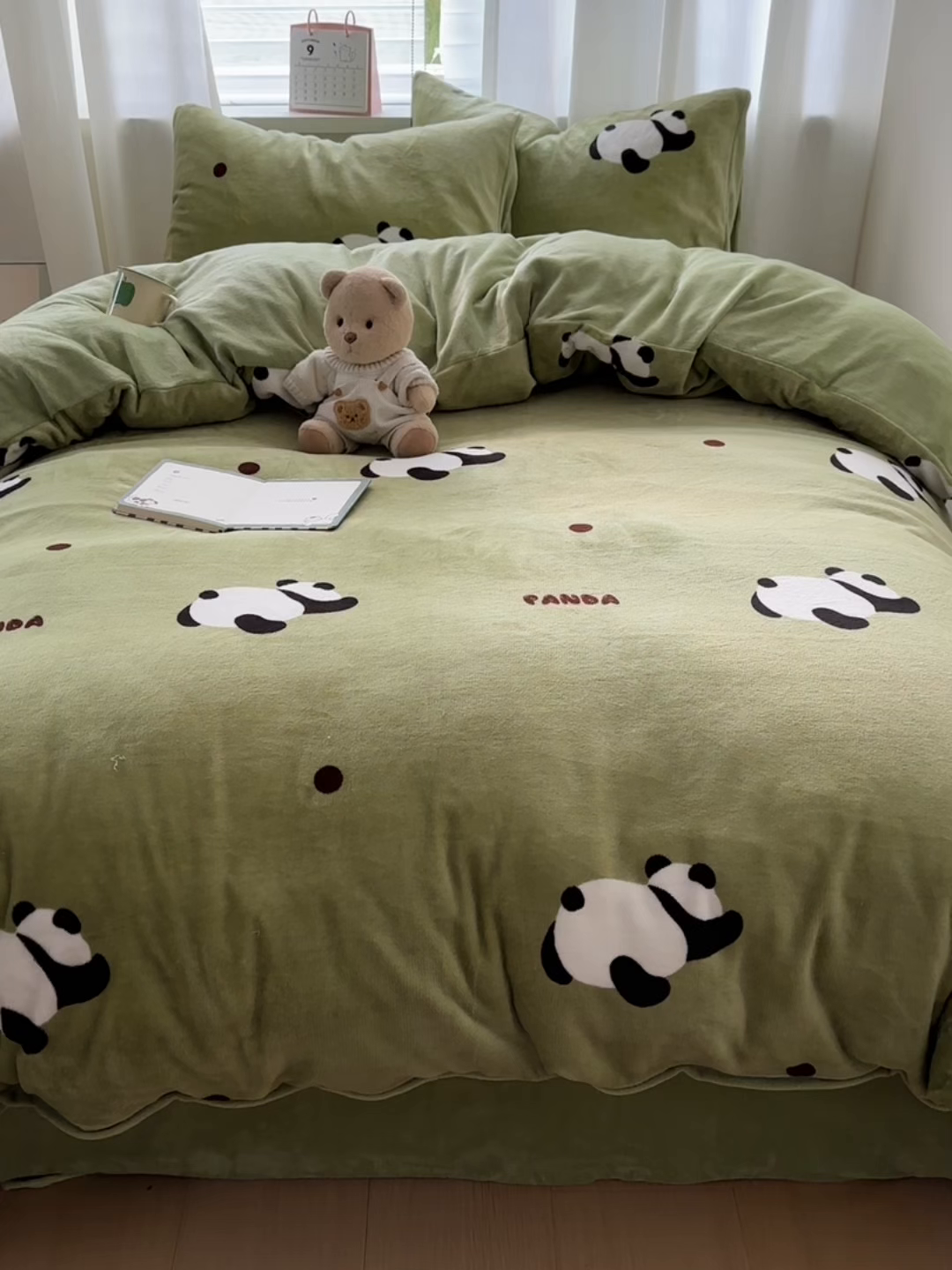 91家纺网 家纺一手货源 找家纺 小叮当家纺仓储工厂店 买家秀 爆款花型2025新款200克牛奶绒小清新卡通复古风四件套 熊猫蹲蹲