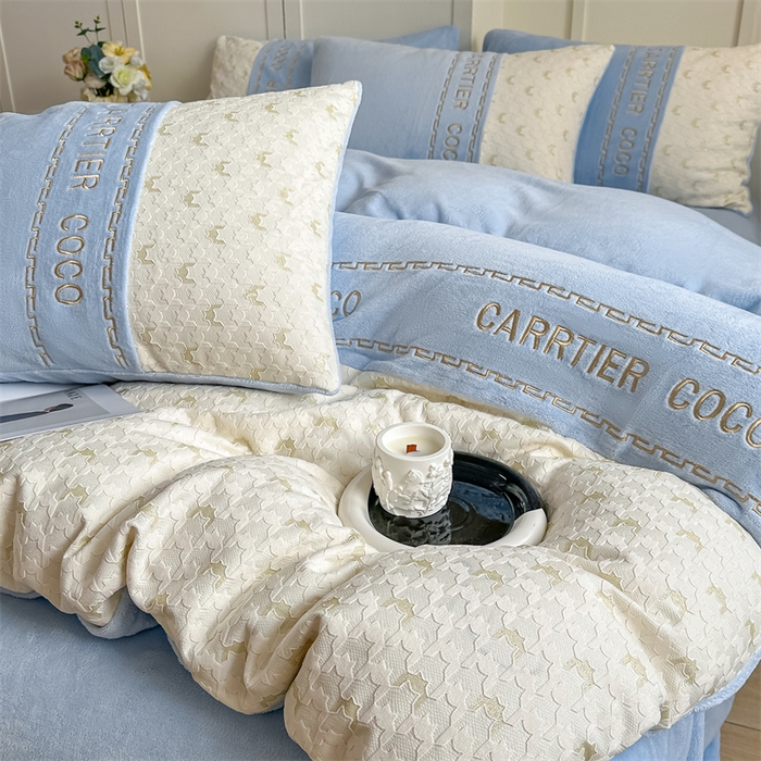 91家纺网 家纺一手货源 找家纺 灰鲸 2025新款牛奶绒拼接刺绣雕花套件-贝娜 贝娜-繁星蓝