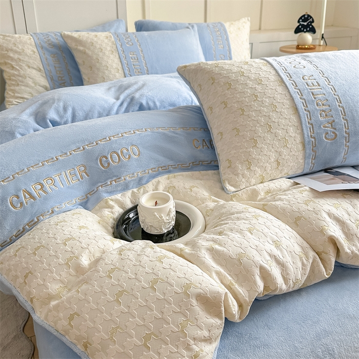 91家纺网 家纺一手货源 找家纺 灰鲸 2025新款牛奶绒拼接刺绣雕花套件-贝娜 贝娜-繁星蓝