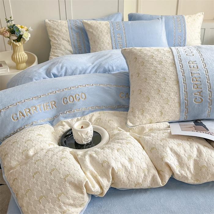 91家纺网 家纺一手货源 找家纺 灰鲸 2025新款牛奶绒拼接刺绣雕花套件-贝娜 贝娜-繁星蓝