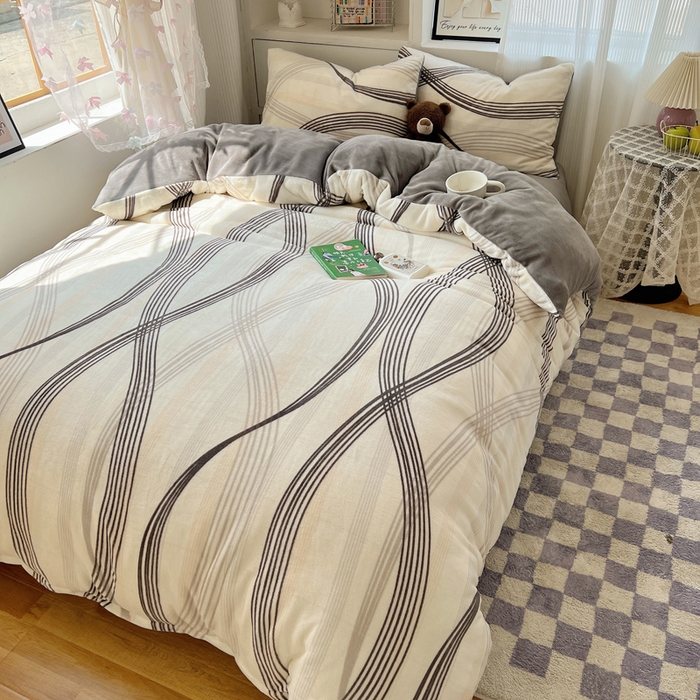 小叮当家纺仓储工厂店 买家秀 爆款花型2025新款200克牛奶绒小清新卡通复古风四件套 旋律灰