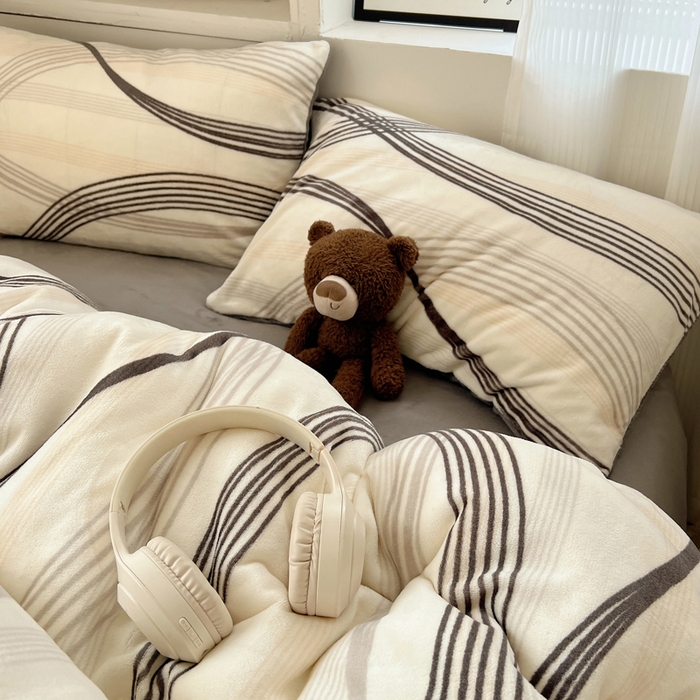 91家纺网 家纺一手货源 找家纺 小叮当家纺仓储工厂店 买家秀 爆款花型2025新款200克牛奶绒小清新卡通复古风四件套 旋律灰